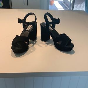 Steve Madden strapping  he black sandal.